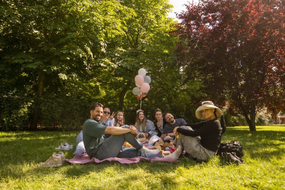 grupo disfrutando de un picnic en un parque de madrid